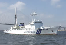 調査海域へ向かう測量船「拓洋」