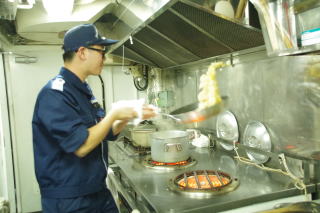 調理している海上保安官