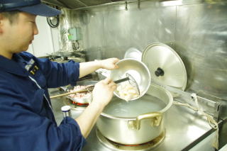 調理している海上保安官