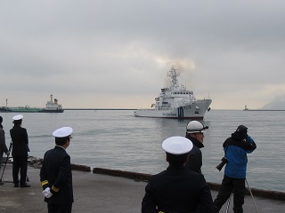 入港を見守る職員や友の会会員