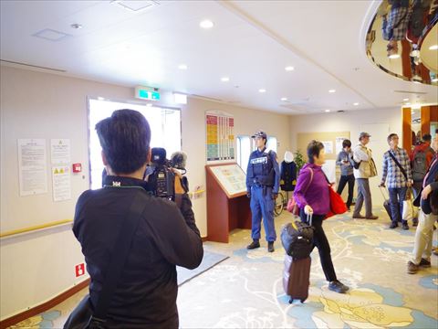 ���ݍ�����D���t�߂ł̌x��(��O�͕񓹃J�����}��)