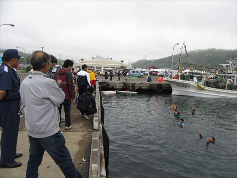 �y�b�g�{�g���œM�҂��~�����Ă��܂��B