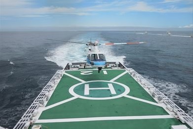 ���D���钼�O�̃w���R�v�^�[