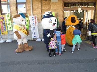 �q���ɑ�l�C�u���[�݂�v