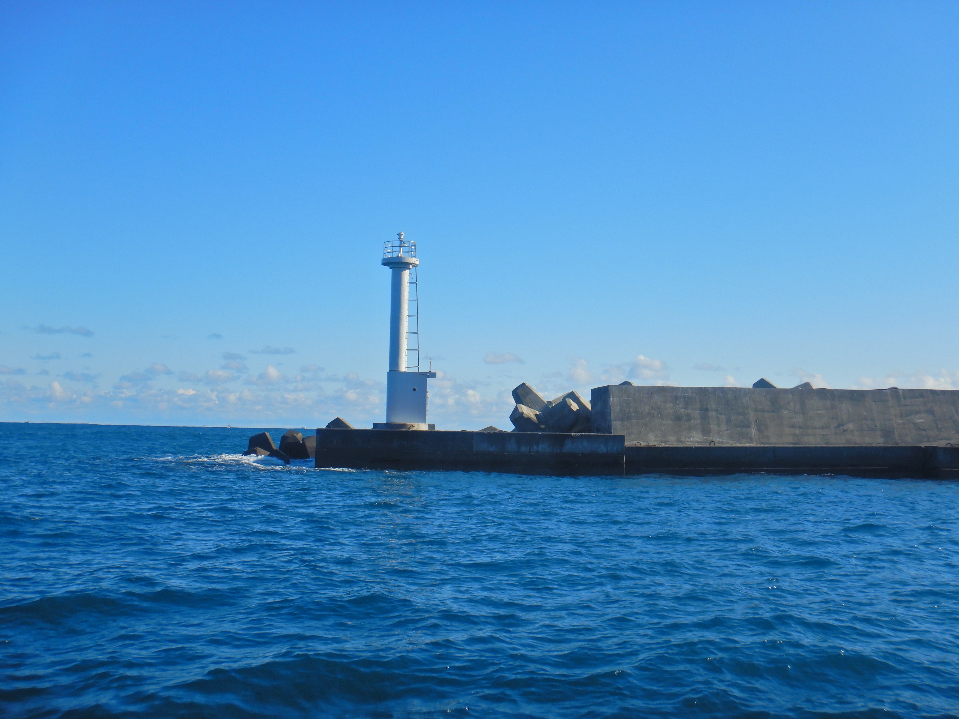 音部港東防波堤灯台画像