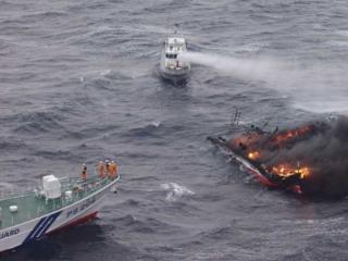 火災漁船の消火作業