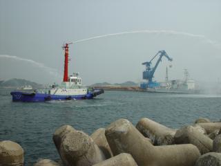 油流出を想定した海上防災訓練画像