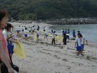小学生との海浜清掃と漂着ゴミ調査画像