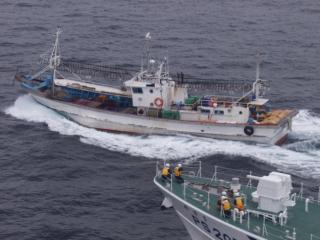 密漁漁船の取締り画像