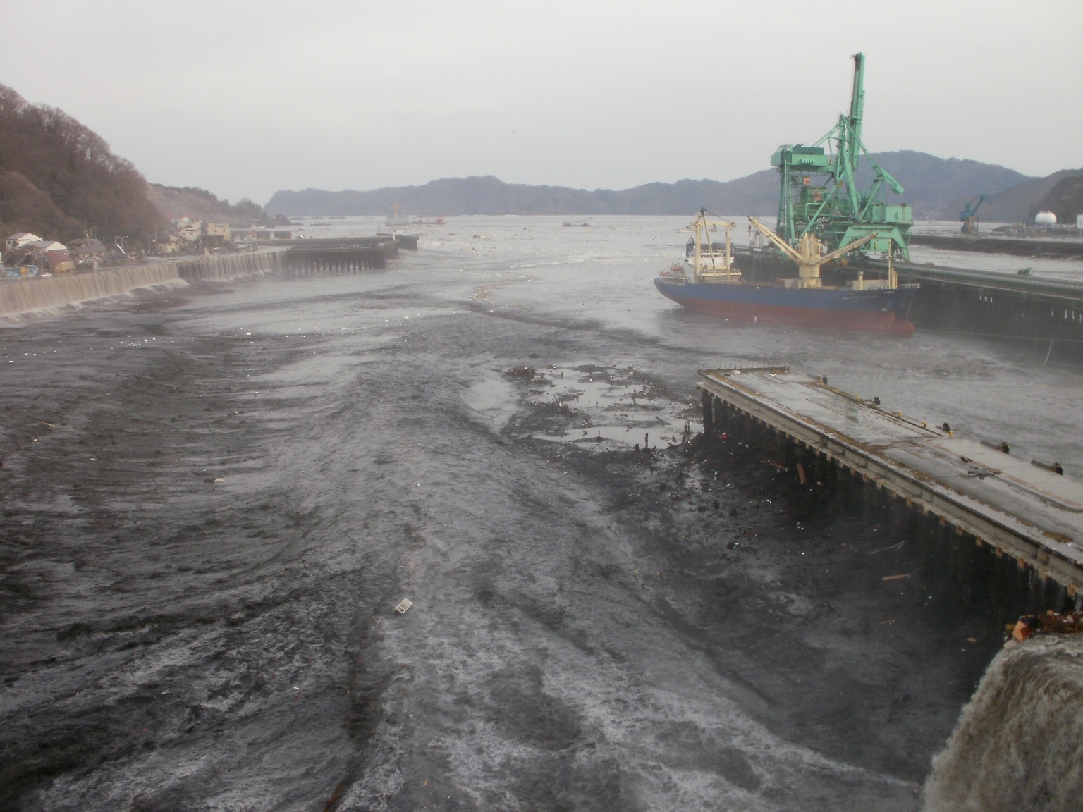 東日本大震災による津波(引波・釜石港)