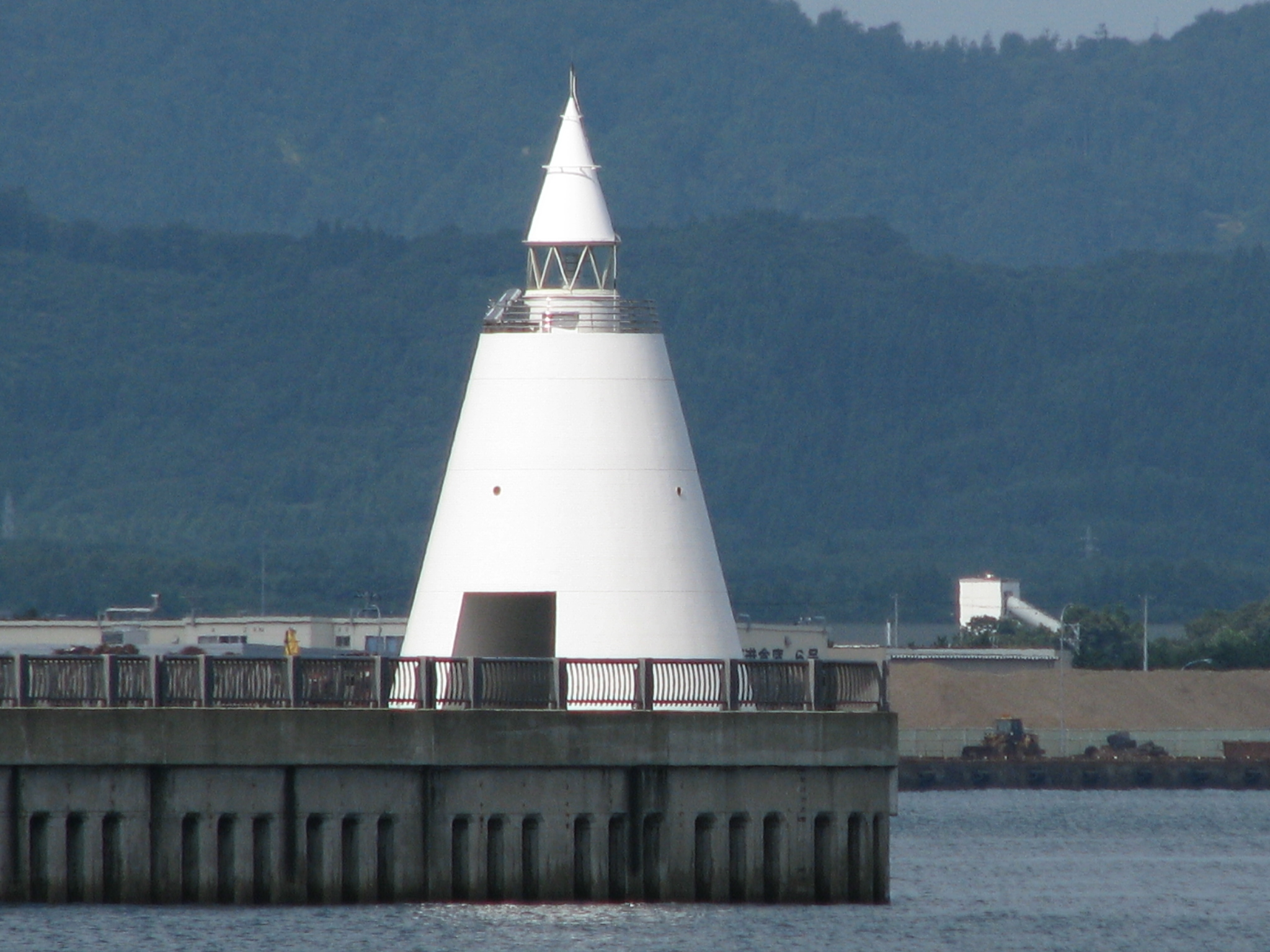 青森港北防波堤西灯台画像