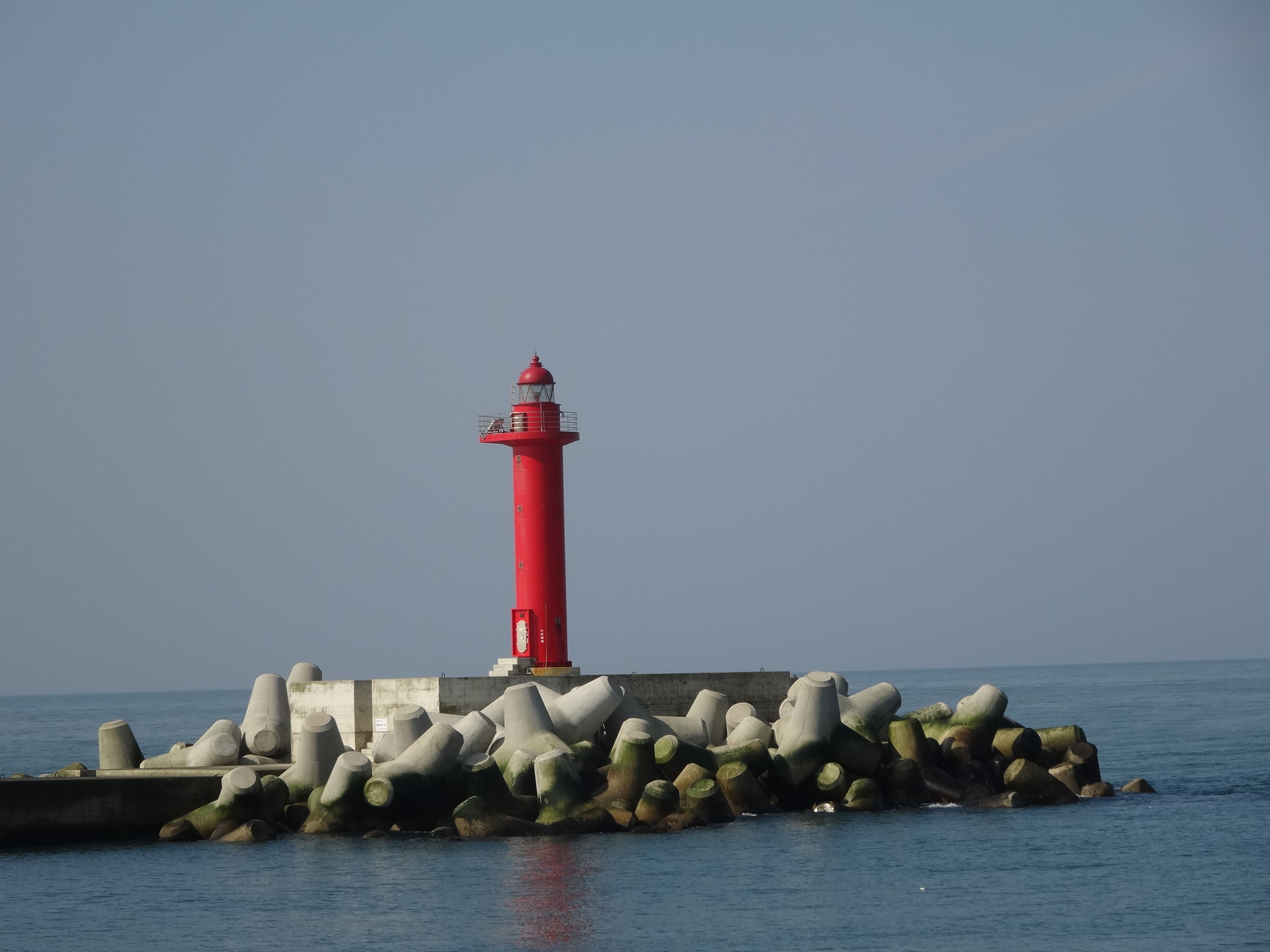 酒田港南防波堤灯台画像