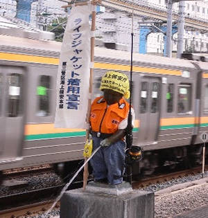 ライフジャケットを着用して自己救命策の確保をPRする小便小僧