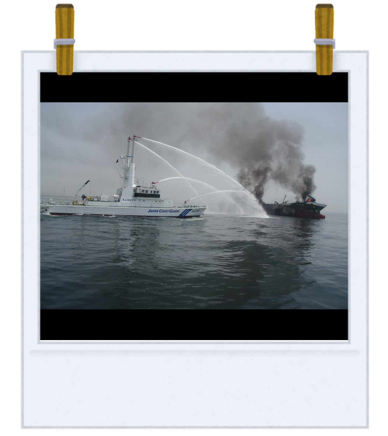 放水している巡視艇ぬのびきの様子