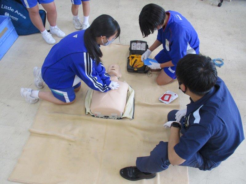 職場体験で心肺蘇生法を行っている様子