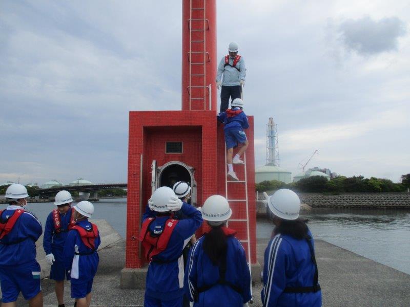 職場体験で灯台の点検を行っている様子