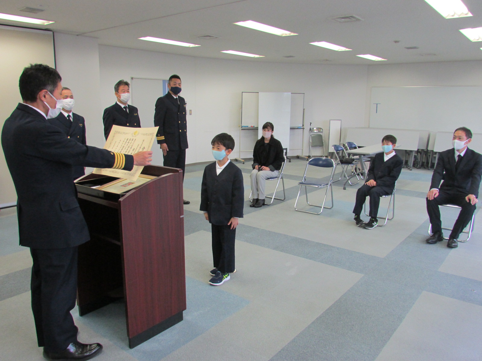 図画コンクール表彰伝達式の様子