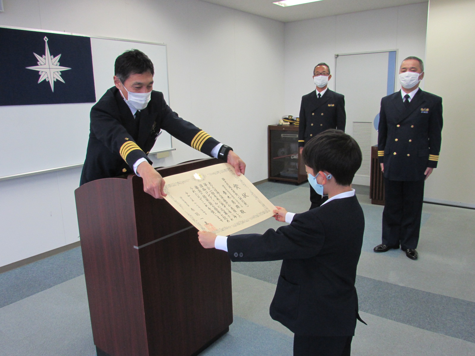 図画コンクール表彰伝達式の様子