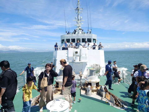 体験航海中の乗船者が楽しんでいる様子画像