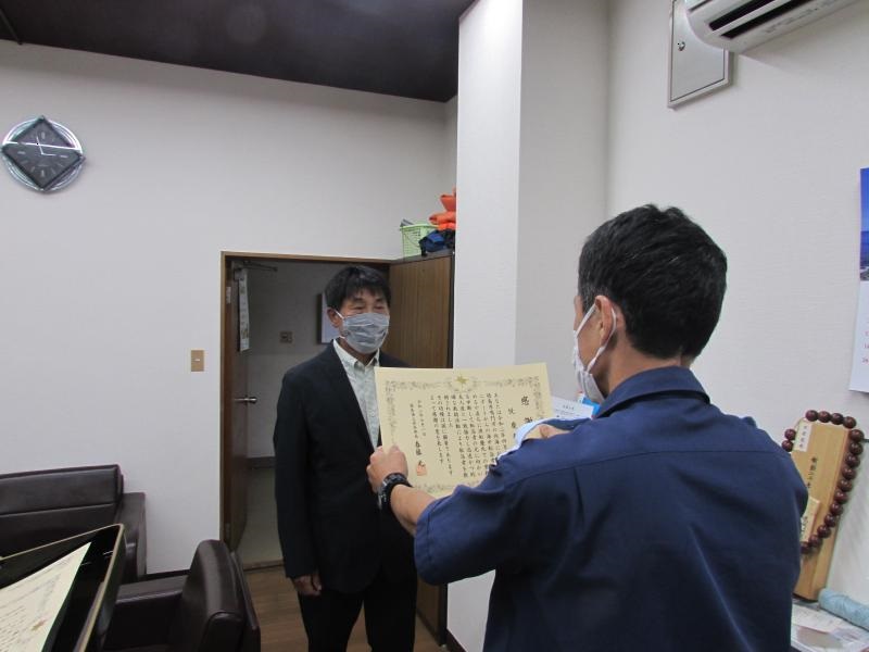 鳴門町漁協での海難救助感謝状授与の様子