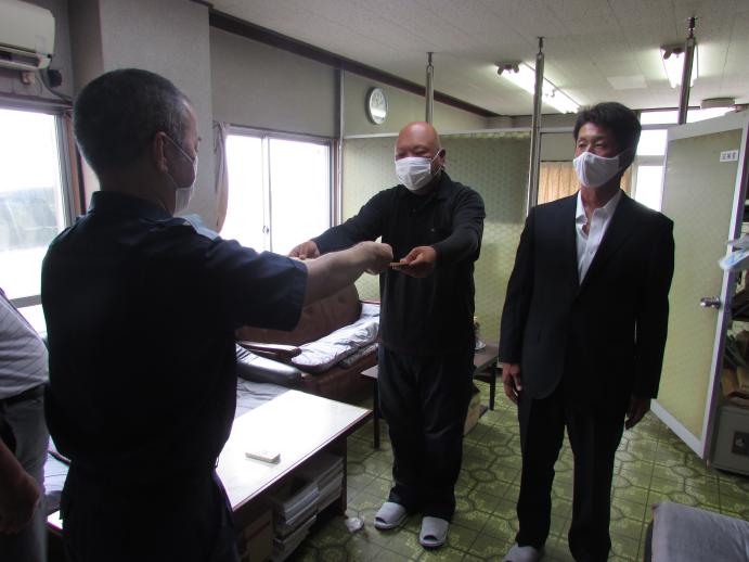 室撫佐漁協での海難救助感謝状授与の様子