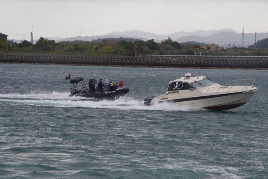 容疑船の制圧を行う海上保安官