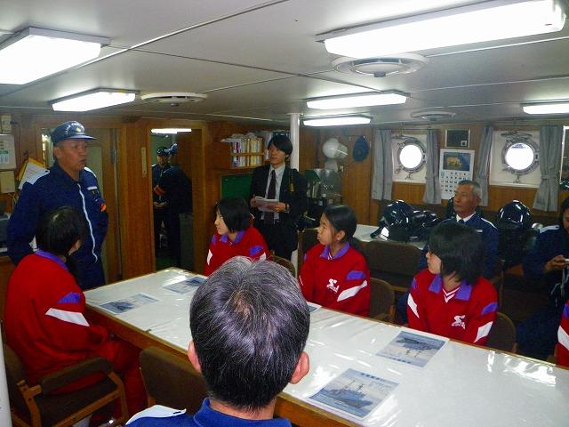 �E��̌��ŗ����w���ɋƖ�����������l�q