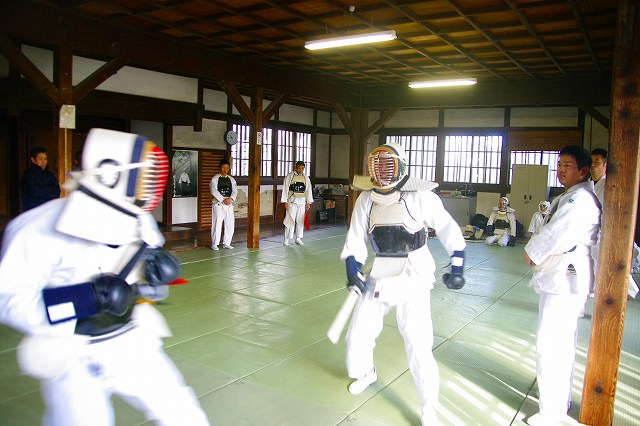 �x����g���Ď����`���̌P���̗l�q