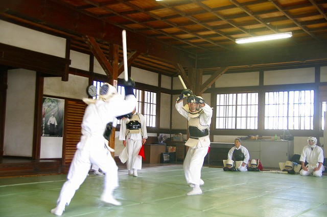 �x�_���g���Ď����`���̌P���̗l�q