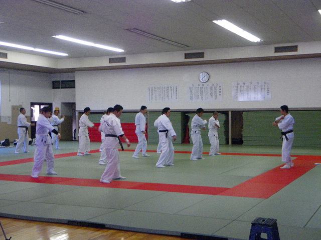 ���񂵂Ċ�{�I�ȓ˂��R���󂯂̌P���̗l�q