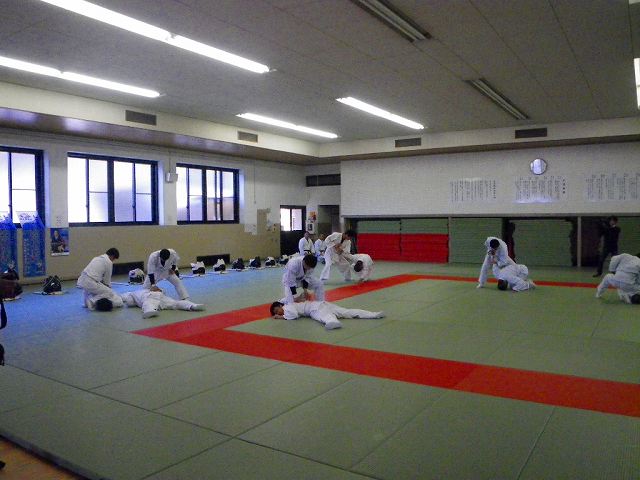 ���݂��ɋZ�������Ă���l�q