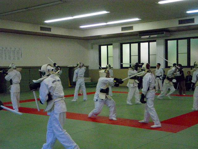 �h��𒅂��đł����݂�����l�q