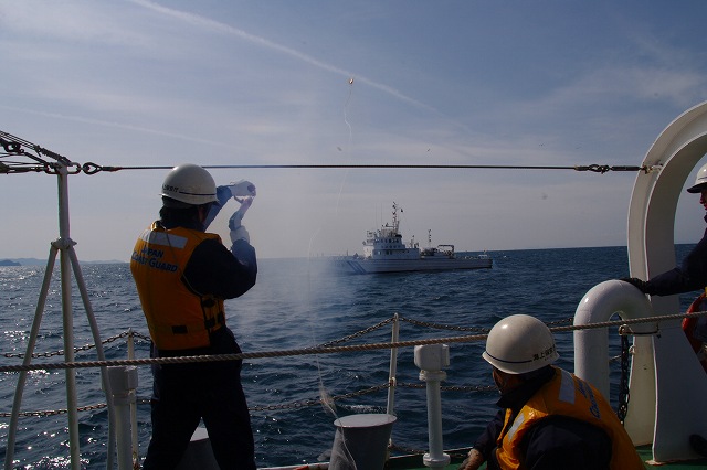 ���₢�e�𑊎�D�ɔ��˂��Ă���l�q