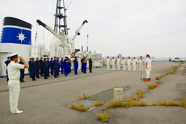 �P���W����O�ɖ{��������P�����󂯂��g���̗l�q