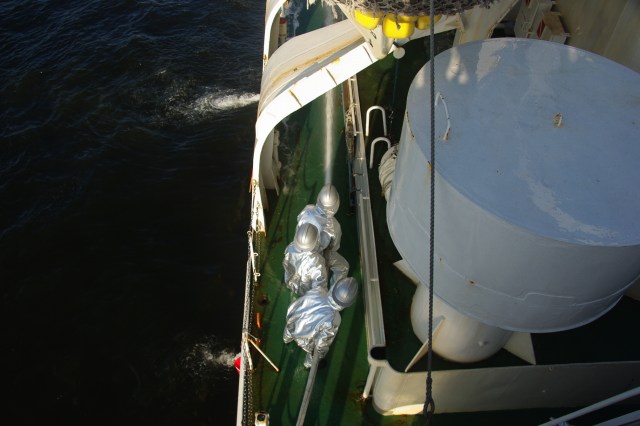 �h�Ε��𒅂ď��Ί������̗l�q