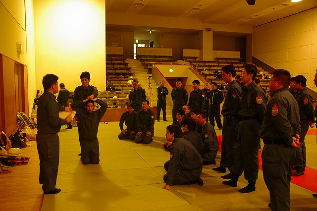 犯人制圧後の手錠をかける方法を説明している様子