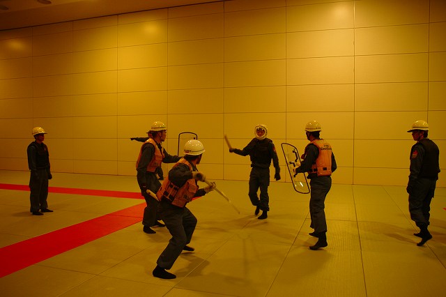 3人1組になり刺叉や楯、警棒を使い犯人役を制圧している様子