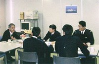 �j���T�������Ƃ��s���Ă���l�q�̎ʐ^