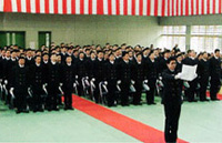 �u���Ɋw��������ł���O�ő�\�҂�������ǂݏグ�Ă���ʐ^