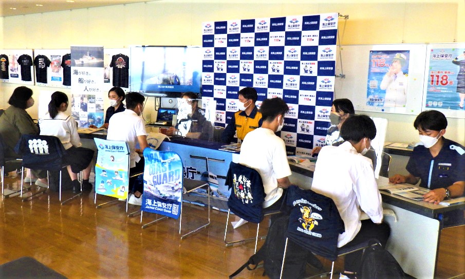 職員が来場者に対し説明している様子>
  <img src=../images/220709setsumeikai_3.jpg href=