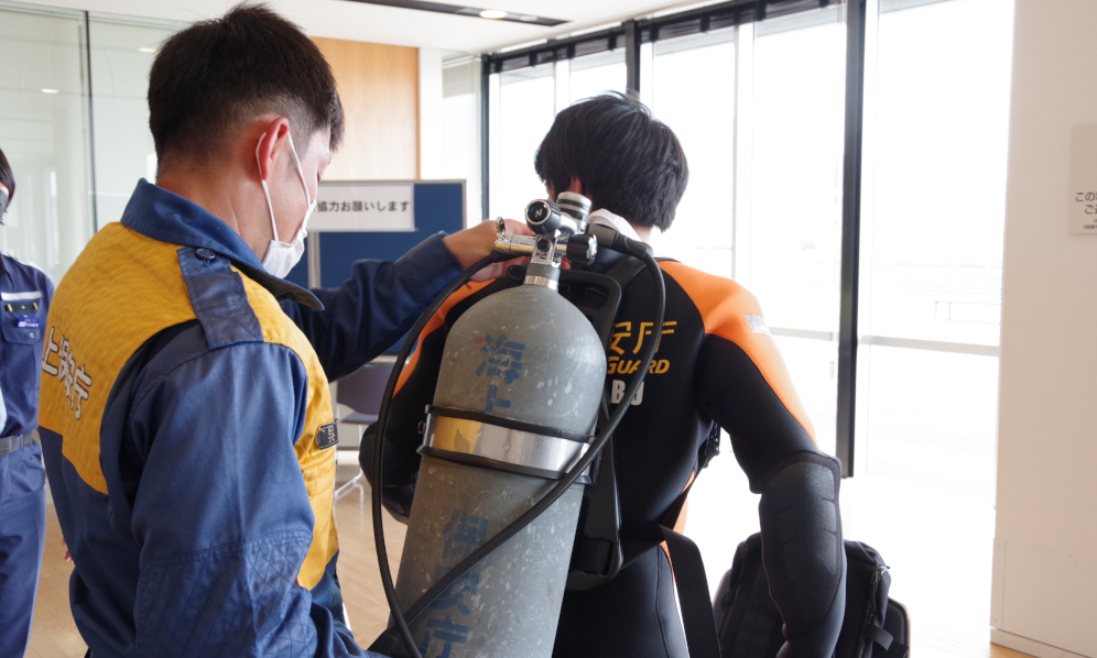 ウェットスーツ及びボンベの装着体験の様子