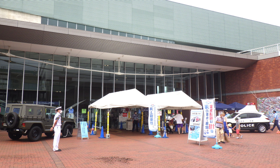 白バイ、パトカー、自衛隊車両の展示の様子