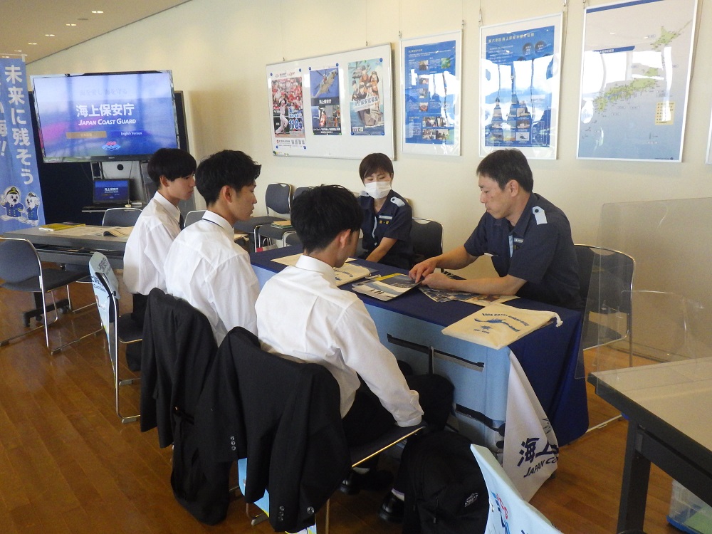 来場者に説明している状況