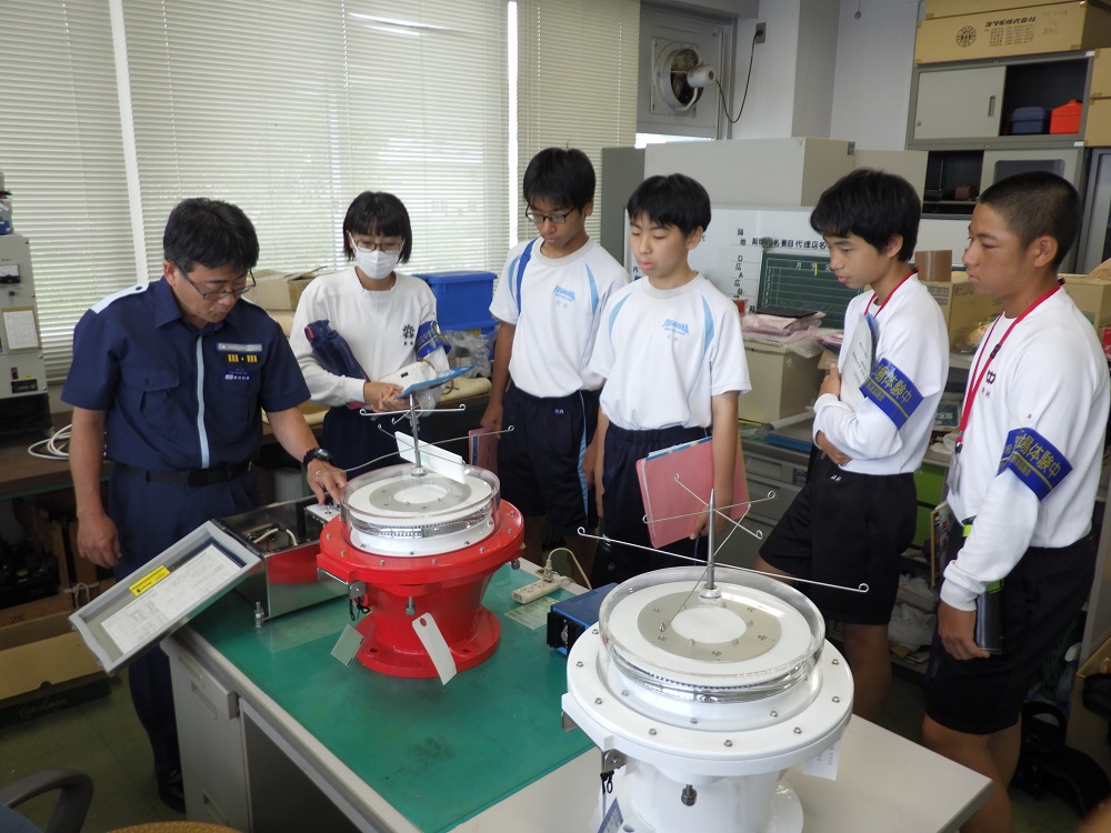 灯台の機器操作体験の様子