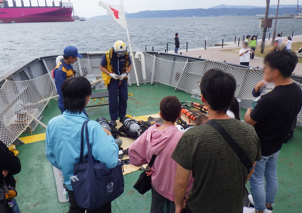 巡視船くろせ後部甲板での潜水資機材デモ展示
