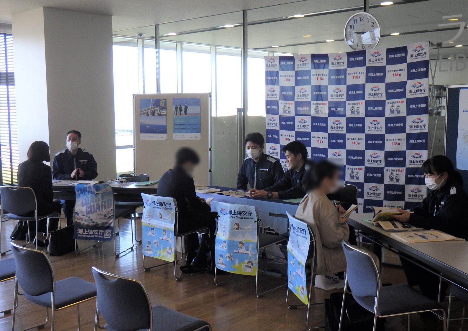 職員が来場者に対し説明をしている様子