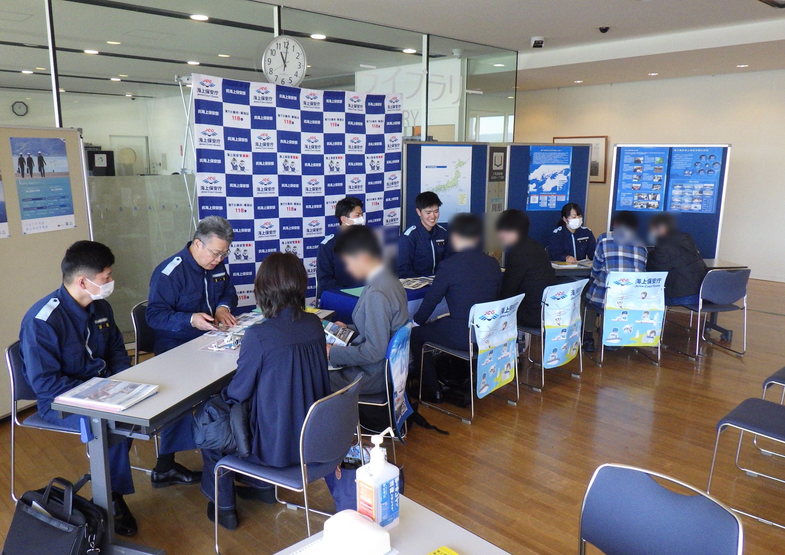 職員が来場者に対し説明をしている様子