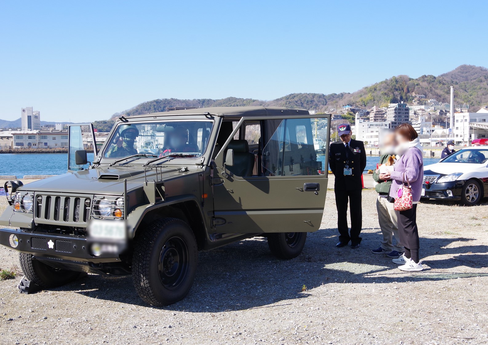 自衛隊車両の展示の様子