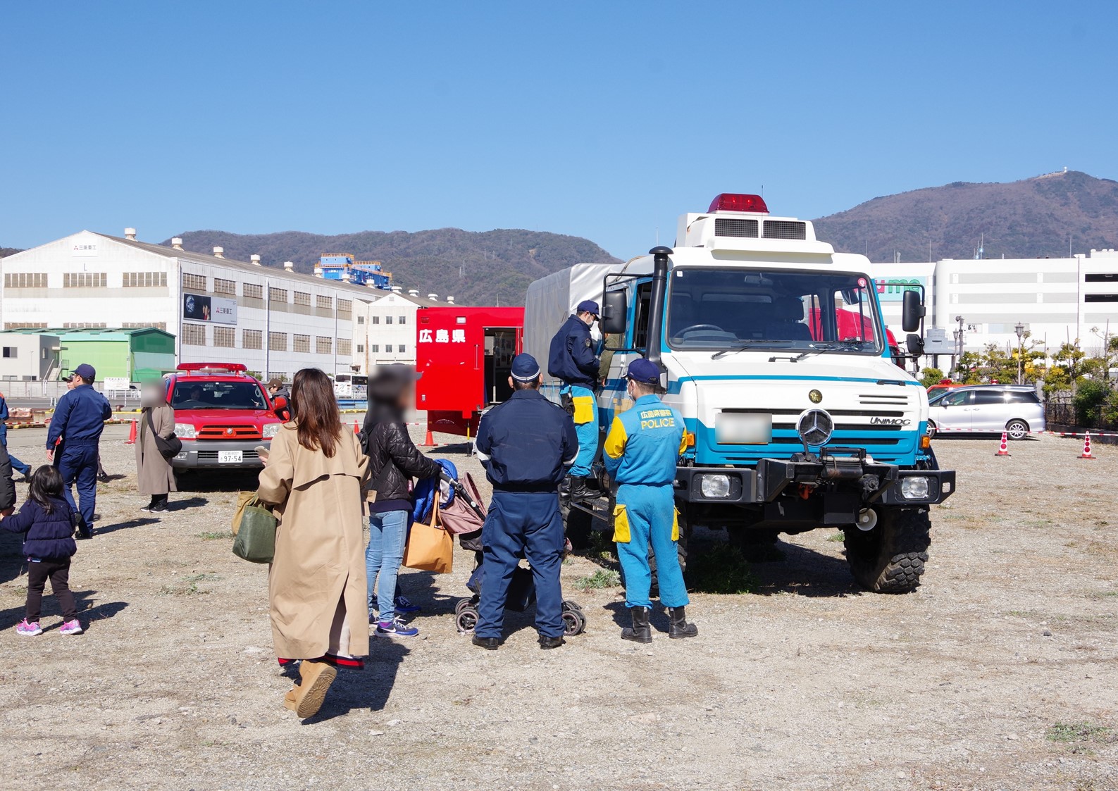 警察車両と消防車両の展示の様子