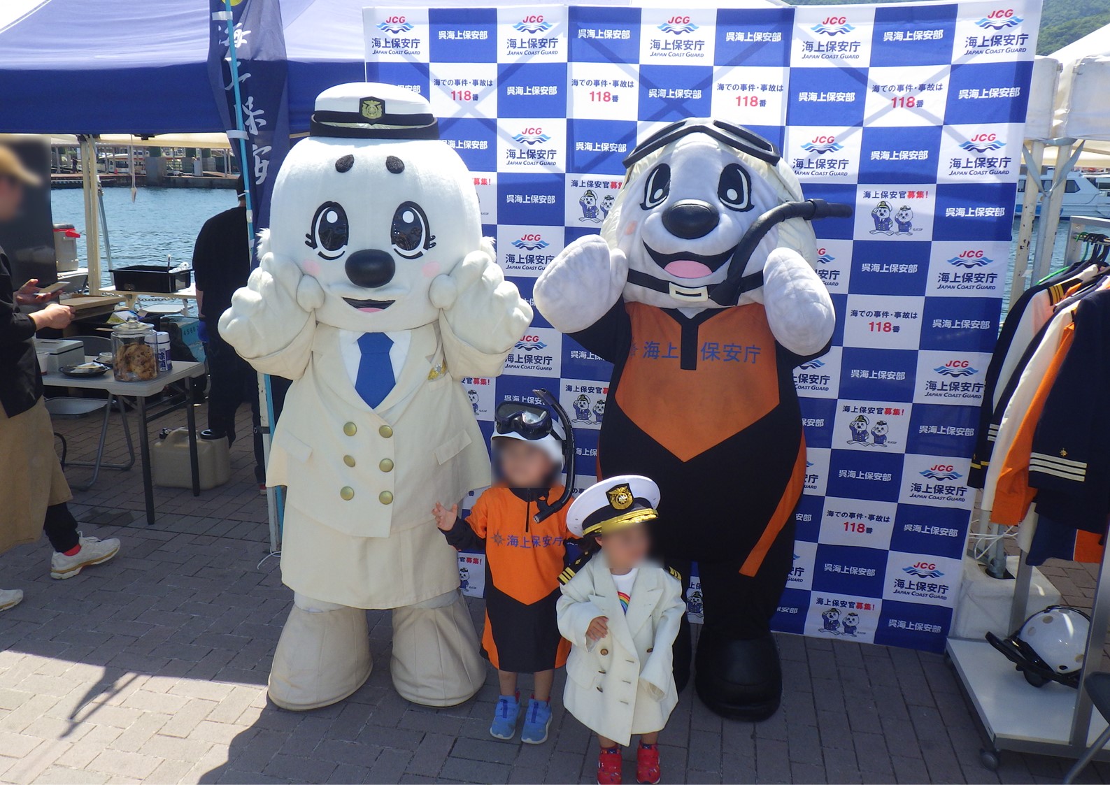 記念撮影の模様「うみまる・うーみん＆お子さん2人と一緒に」